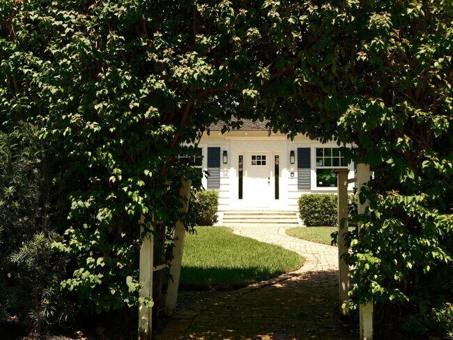 Building Photo - 1017 Tamarind Rd