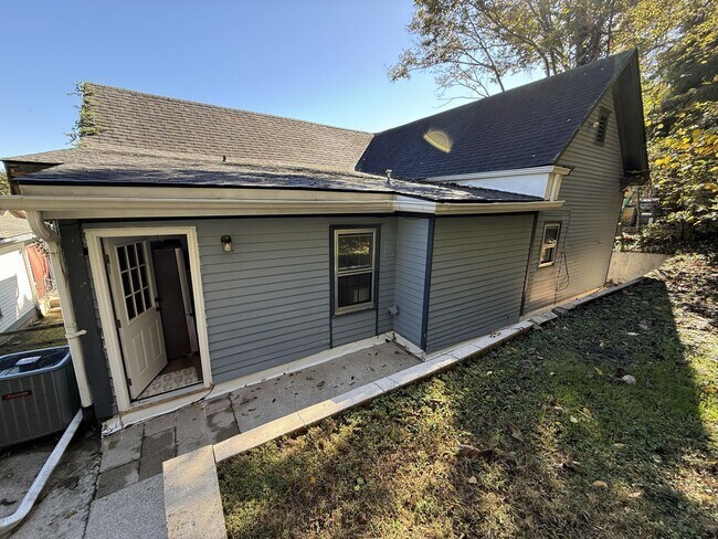 Building Photo - 404 Ewing St