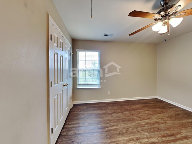 Building Photo - 1007 Vanguard Dr