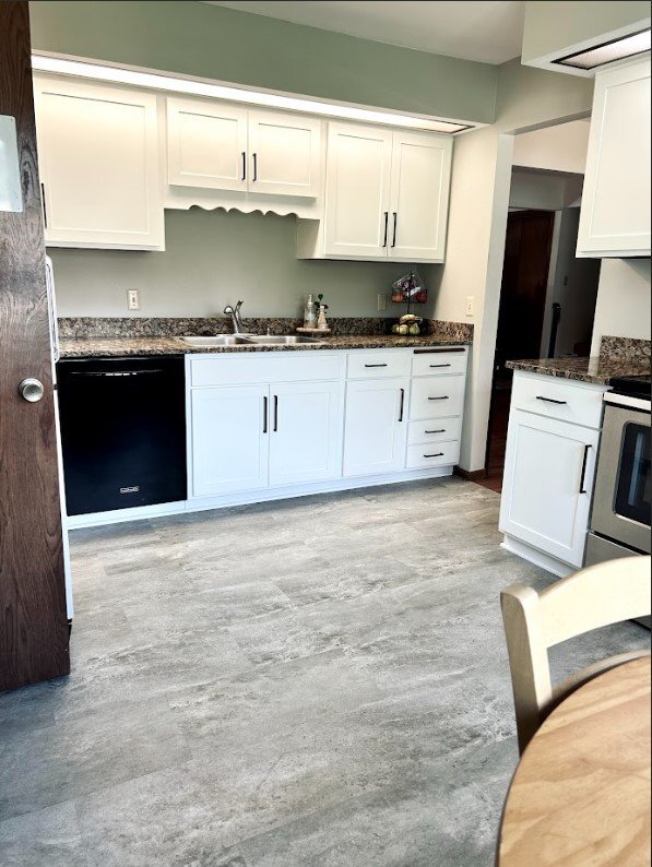 Building Photo - 50% off first month's rent!! Conveniently ...