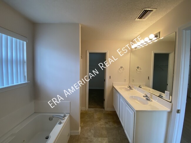 Building Photo - ***MOVE IN SPECIAL- First Full Month Rent ...