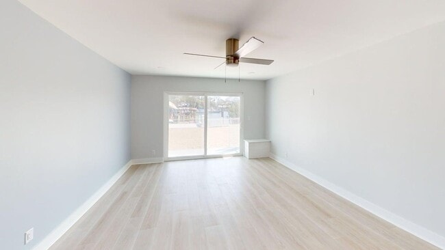 Building Photo - 2 bed/ 2bath Waterfront Property