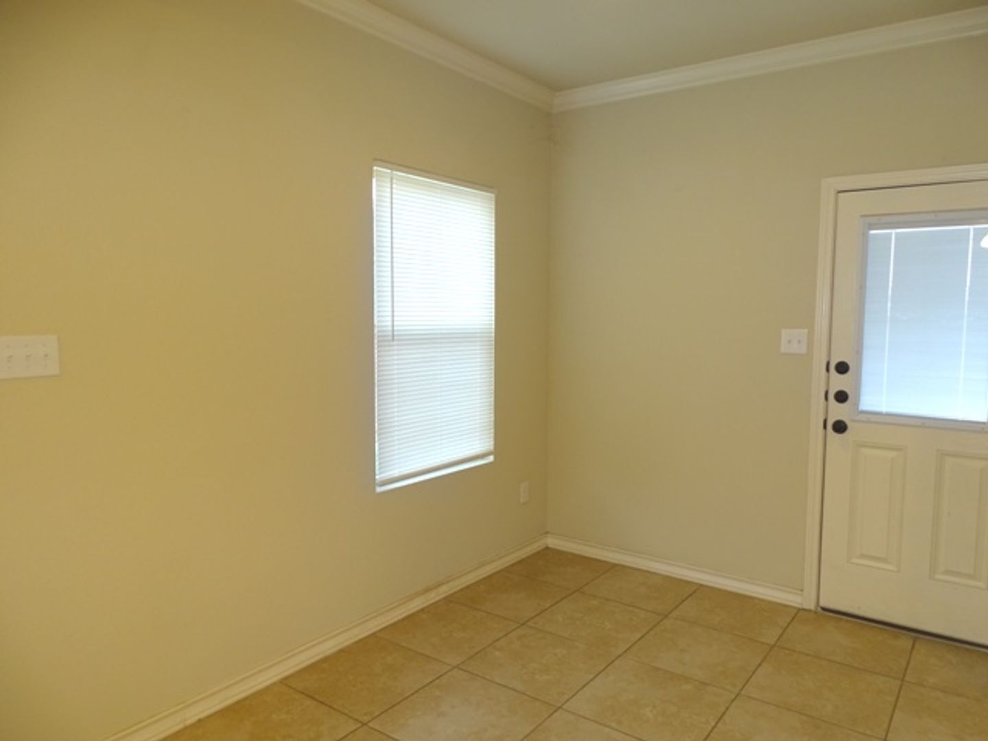 Building Photo - 7054 Lakeview Dr