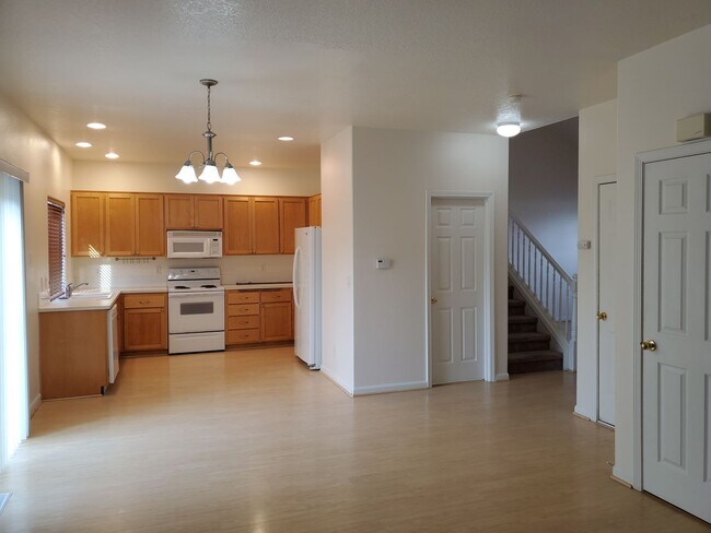 Building Photo - West Eugene 4 Bedroom Treasure
