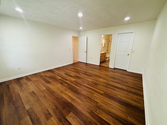 Building Photo - 985 New Village Dr NW