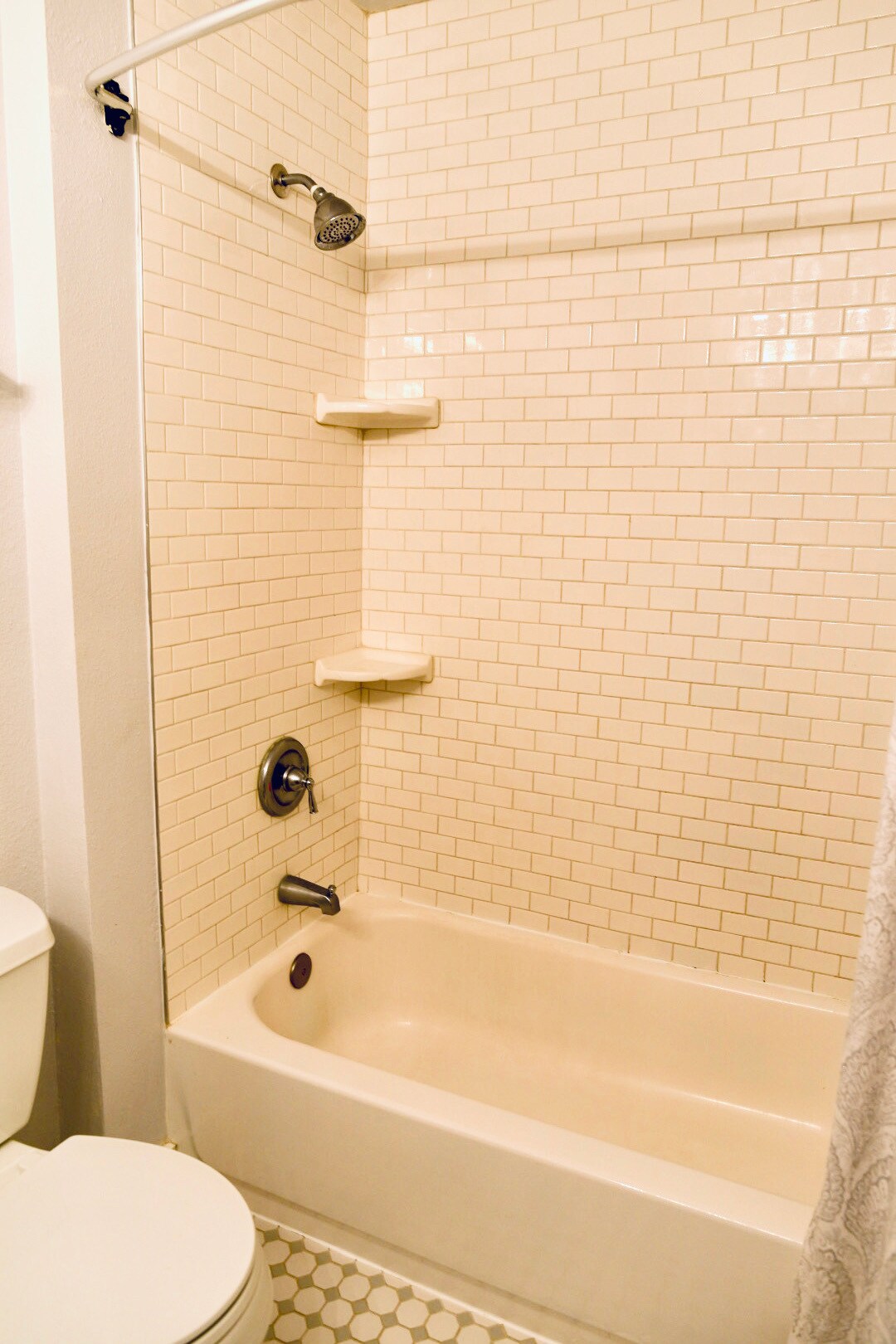 Bath/Shower - 3515 SW Barbur Blvd
