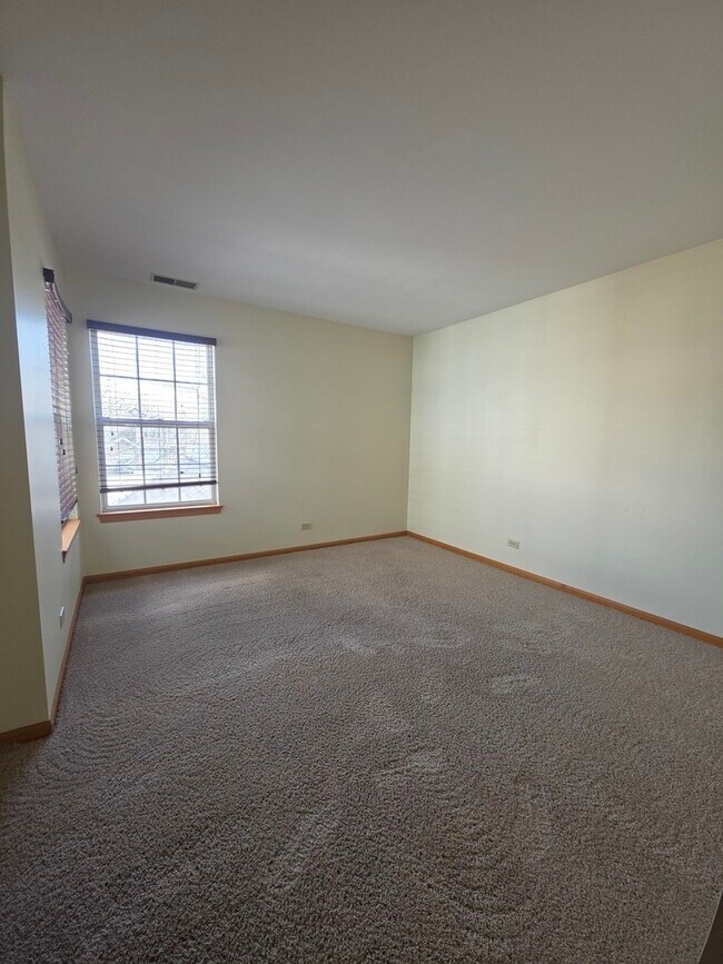 Building Photo - 10 Waverly Ct