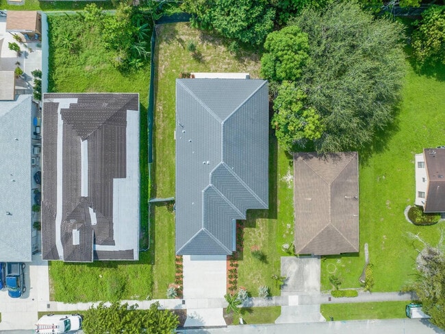 Building Photo - 2962 NW 10th Ct