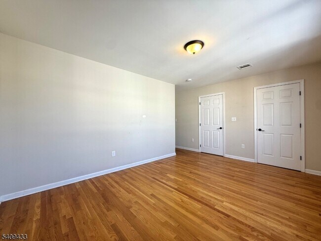 Building Photo - 623 Magnolia Ave