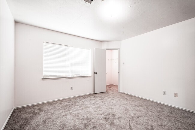 Building Photo - 4435 Crossvine Ave
