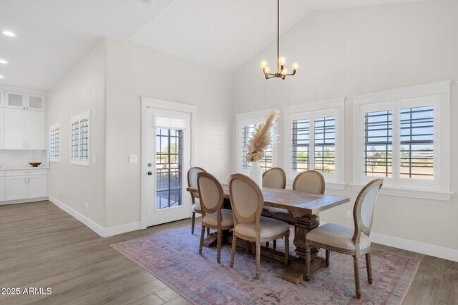 Building Photo - 856 W Quail Cir