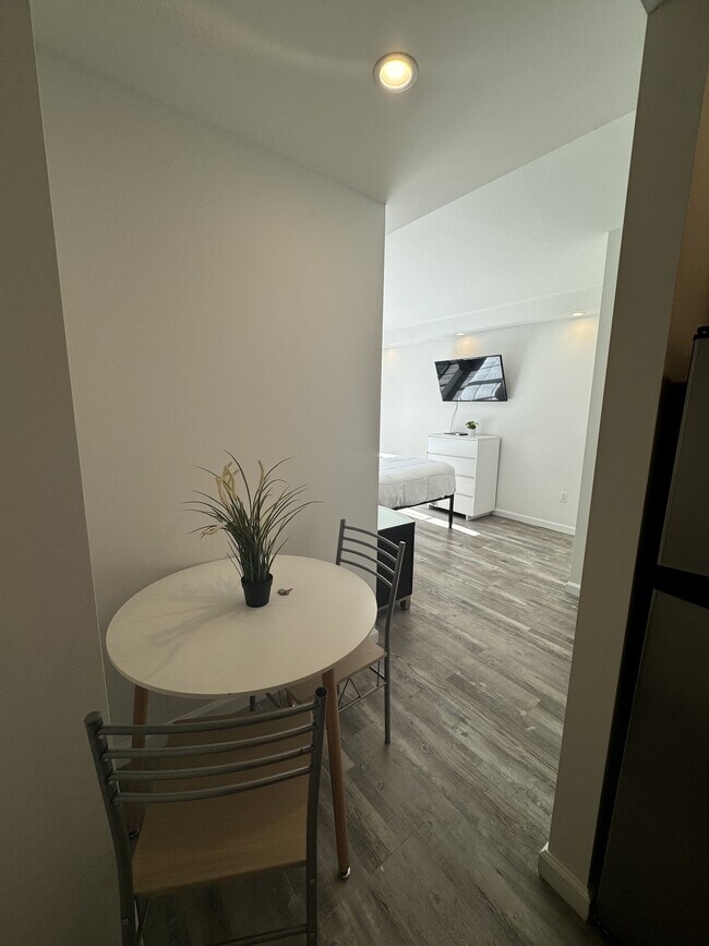 Building Photo - 433 W 53rd St
