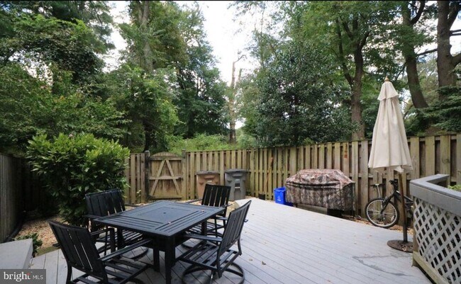 Building Photo - 553 Monet Dr