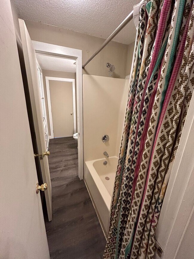 Building Photo - Cozy & Large 2 Bed 1.5 Bath in Lowell!