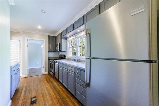 Building Photo - 2311 Pembrook Pl NE