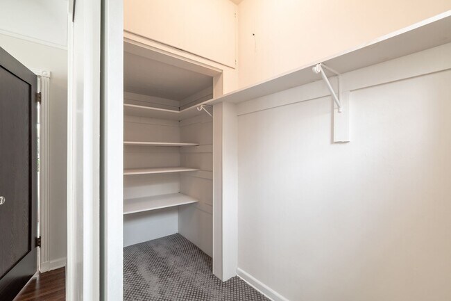 Building Photo - 6 Bed 5 Bath House with Fully Converted Co...