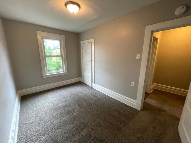 Building Photo - Lovely two bedroom, 1 bathroom Townhome on...