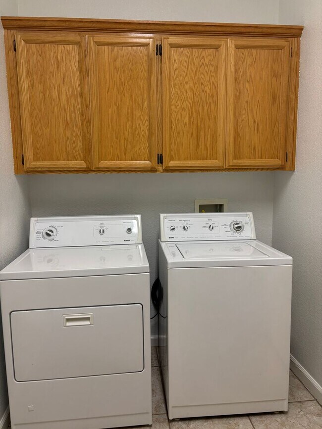 Building Photo - Beautiful 3 Bedroom 3 Bath Home