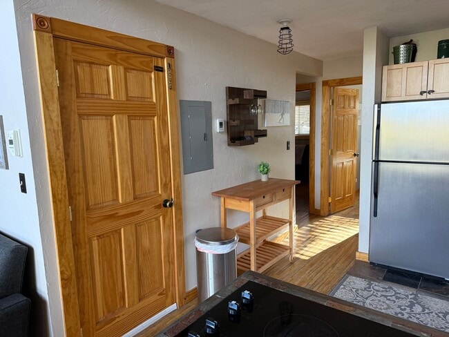 Building Photo - Flexible lease terms! Move in special! Stu...