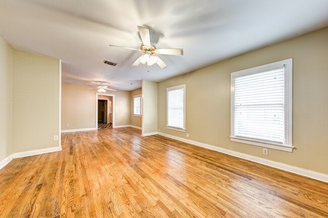 Building Photo - Hyde Park Hideaway! 3/2 with washer/dryer,...