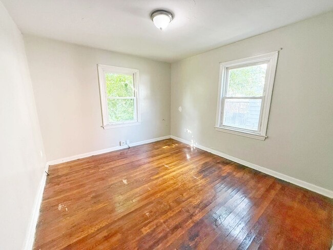 Building Photo - 3 BED 1 BATH BEAUTIFUL SINGLE FAMILY HOME