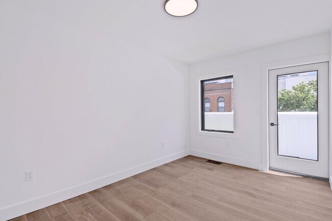Building Photo - 375 Monmouth St