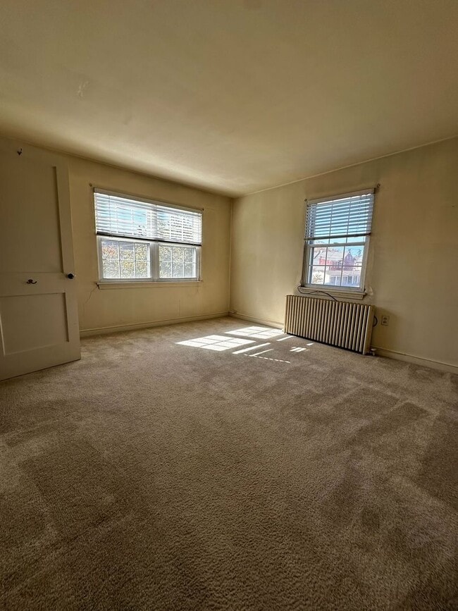 Building Photo - Spacious 2 Bedroom Home with Sunroom and Plenty of Storage!