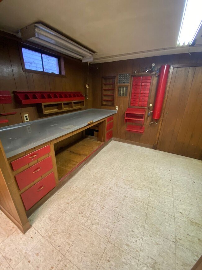 Building Photo - Cozy Home with Double Stall Garage