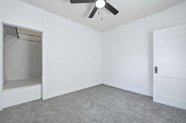 Building Photo - New 2 bedroom house listing!
