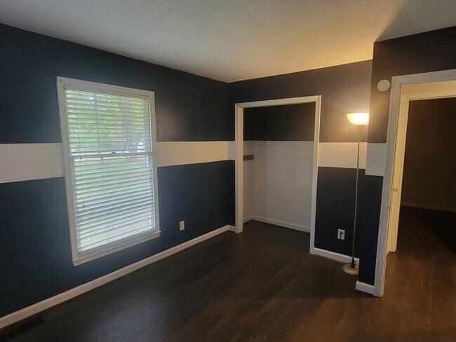 Building Photo - 3 Bedroom 2 Bathroom Home