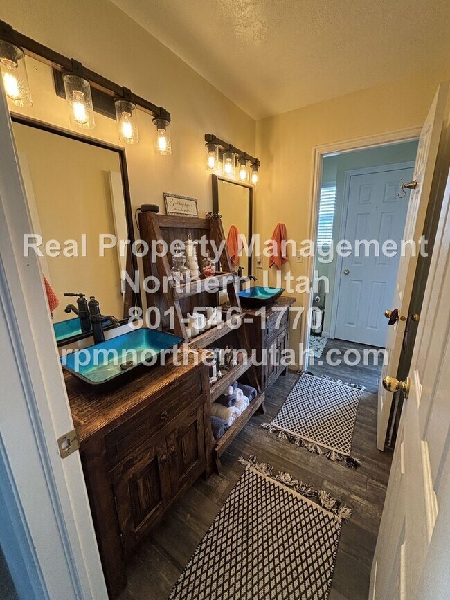 Building Photo - Charming 2-Story Home in the Heart of Clea...
