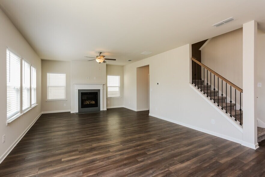 Building Photo - 5833 Hackberry Ln