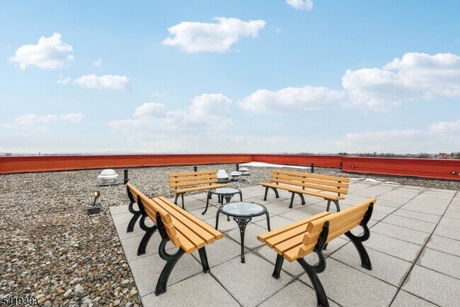 Building Photo - 5 Roosevelt Pl