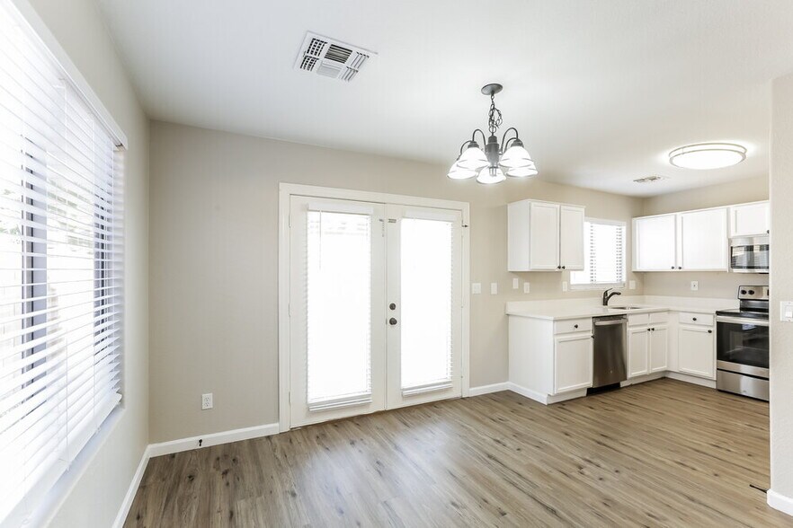 Building Photo - 2638 E Valencia Dr