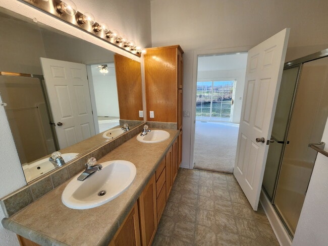 Building Photo - 3 bed 2 bath 2 car garage w/ great views i...