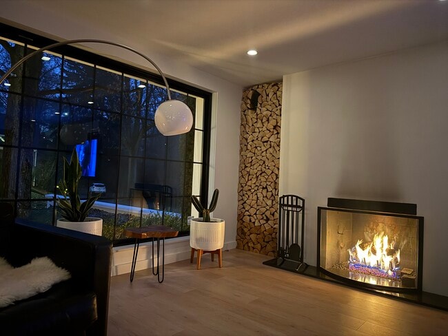 Building Photo - 204 Datura Dr