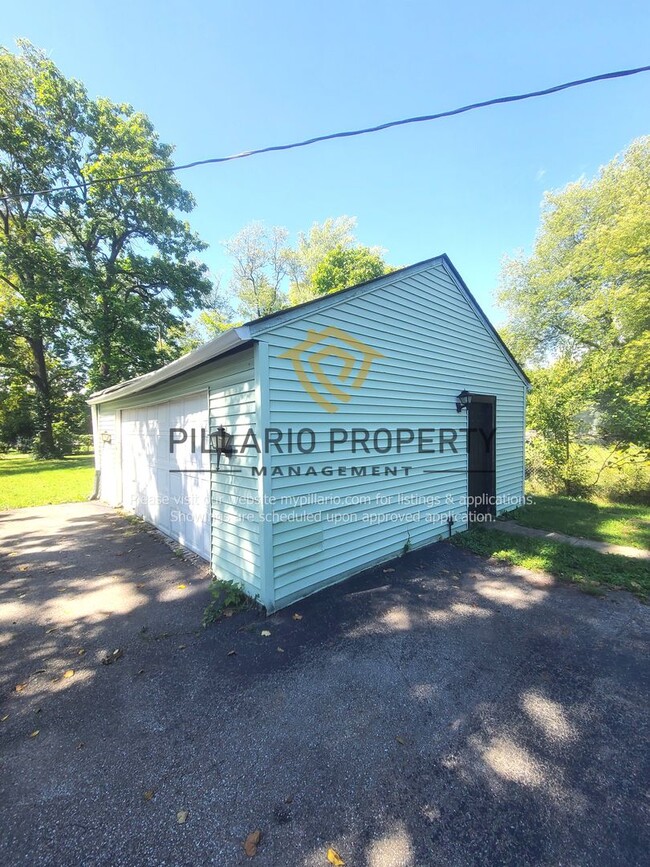 Building Photo - Updated 2 Bedroom 1 Bathroom near Forest M...
