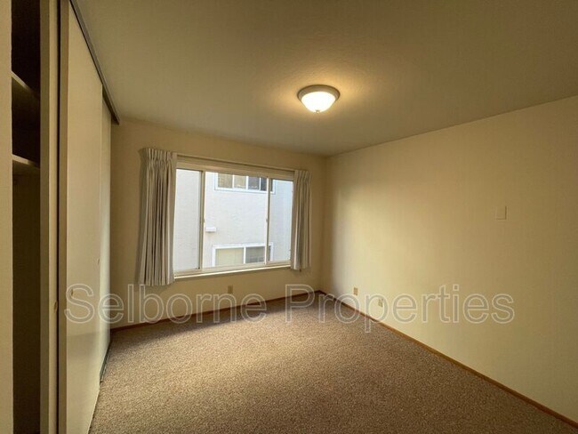 Building Photo - 443 Lee St