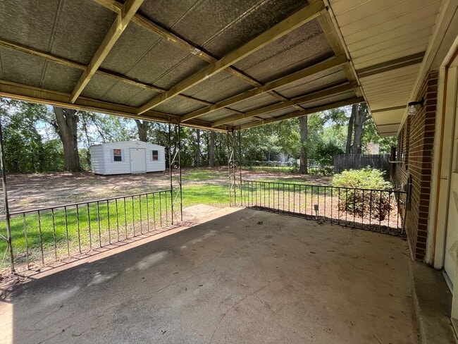 Building Photo - Sweet & Stylish 3 Bedroom 1.5 bath