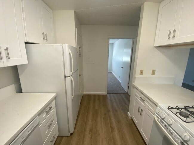 Building Photo - Remodeled 2 Bedroom Apartment - La Tierra Garden Apartements