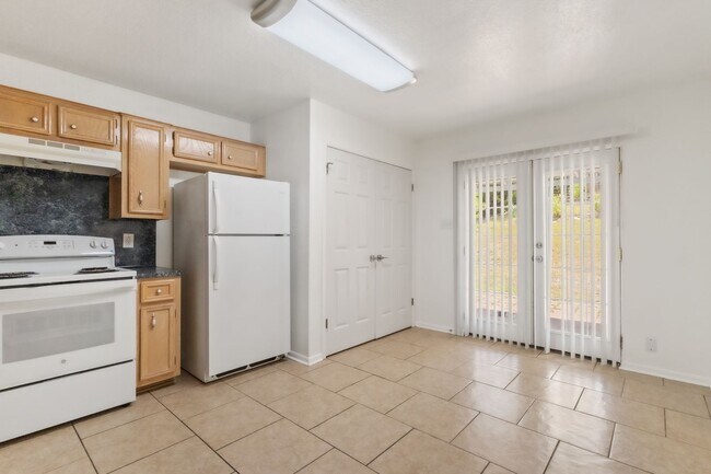 Building Photo - Close to Fort Hood! Town Home featuring 2 Bedrooms, 1.5 Baths, and 1 Car Garage