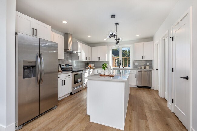 Building Photo - Ballard Living: Contemporary 5BR, 3.5BA Top-Level Unit!!