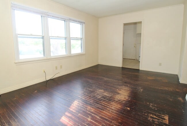 Building Photo - 613 Reagan St