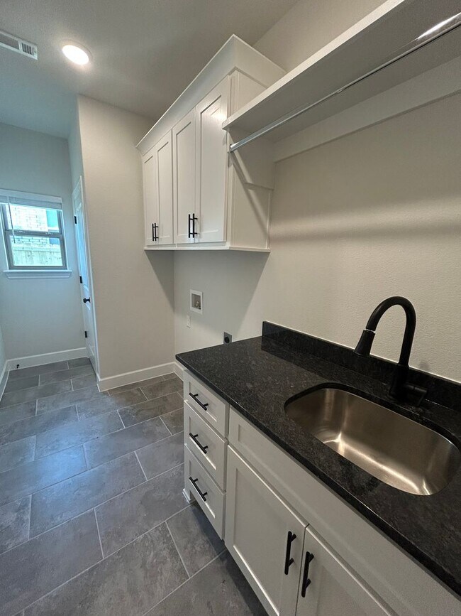 Building Photo - Beautiful Modern Home in Pea Ridge!