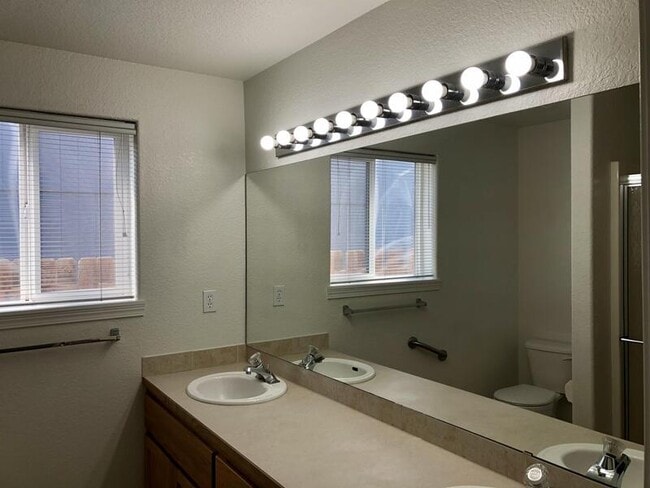 Building Photo - 735 NE Negus Pl