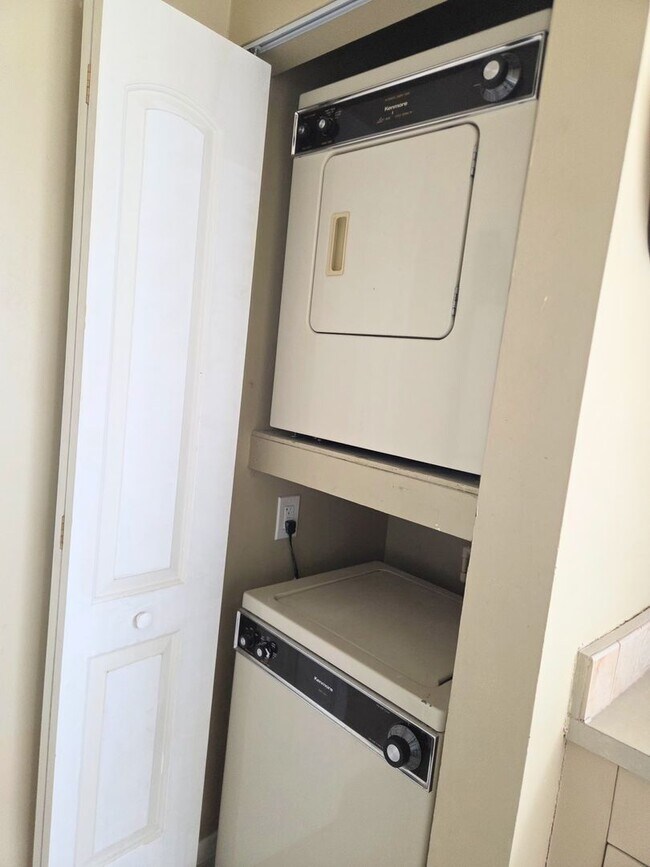 Building Photo - Fully furnished Lake View Condo in Gated Community