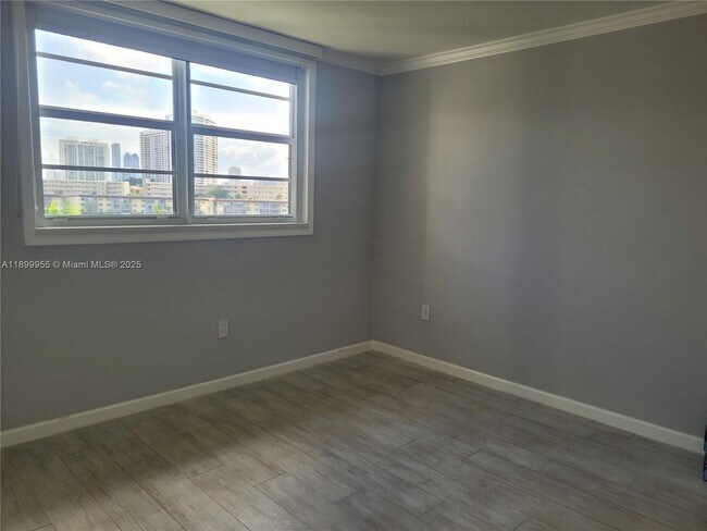 Building Photo - 2861 Leonard Dr