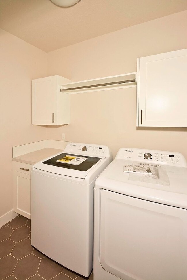 Building Photo - Centrally Located 3 Bedroom 2 Bathroom Home