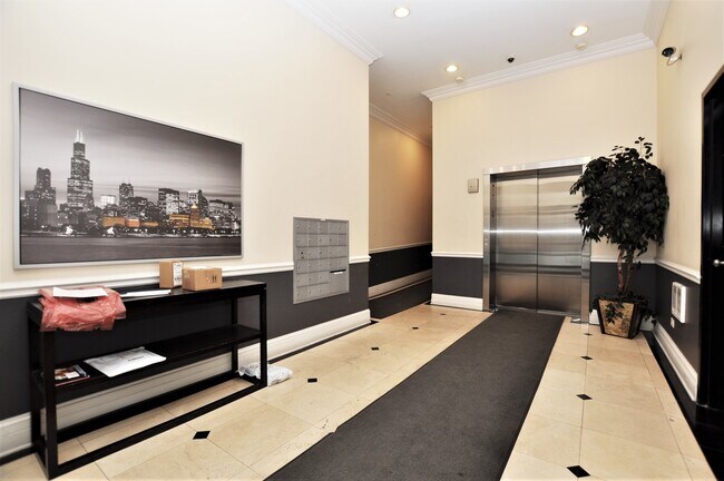 Building Photo - 3000 W Lawrence Ave