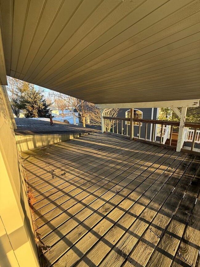 Building Photo - Lake House